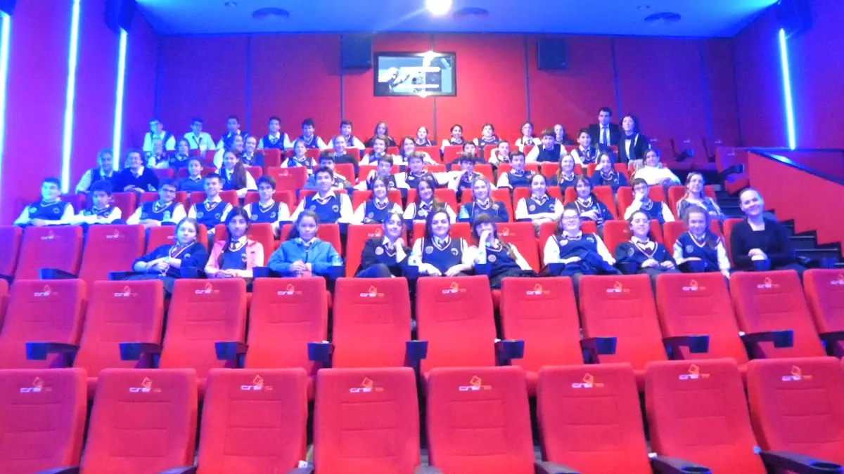 Ülkem Koleji Öğrencileri Sinemada