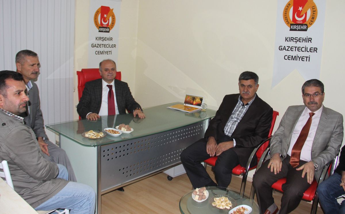 Vali Özdemir Çakacak Kırşehir Gazeteciler Cemiyeti\'ni Ziyaet Etti