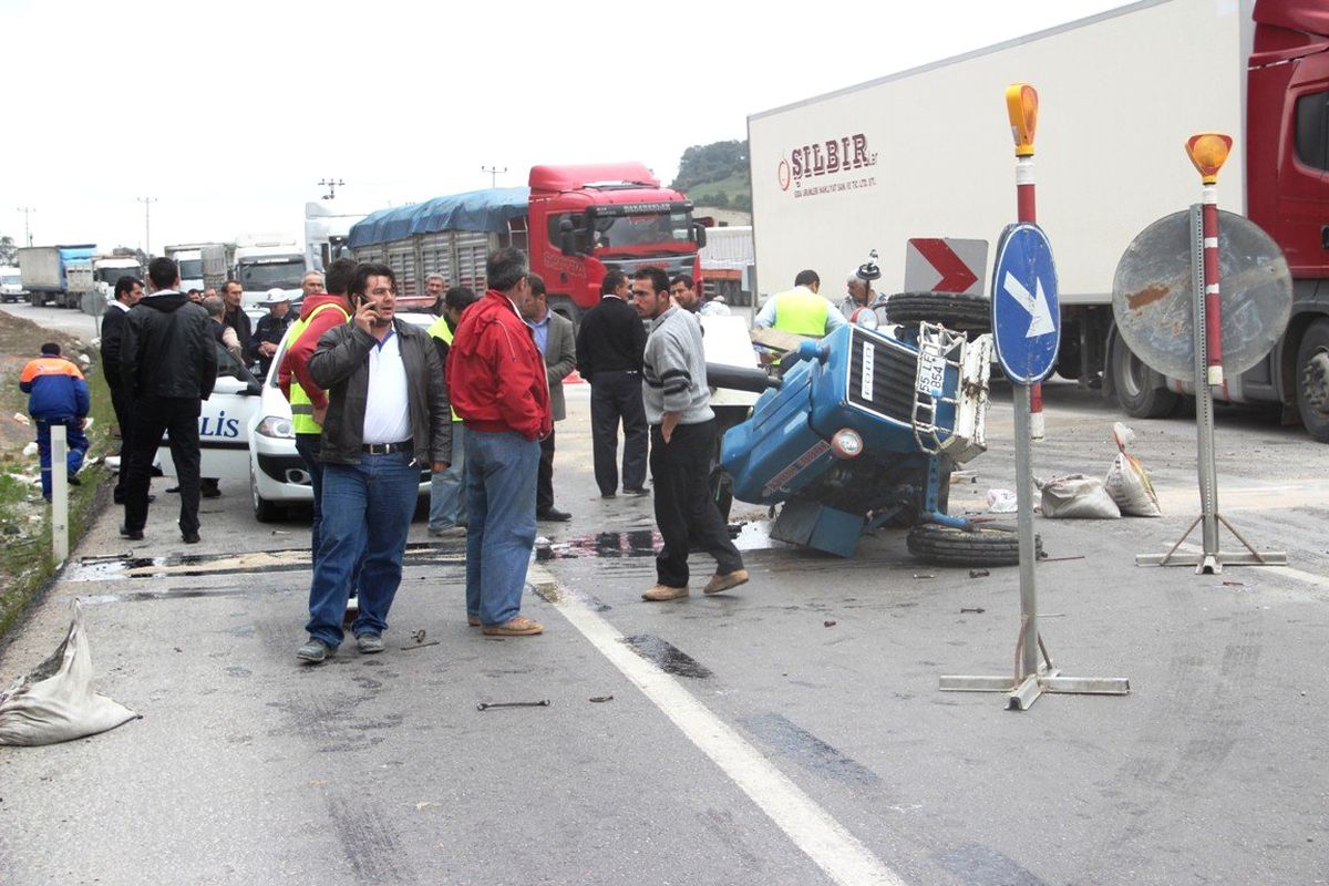 Yolcu Otobüsü Traktörle Çarpıştı: 2 Yaralı
