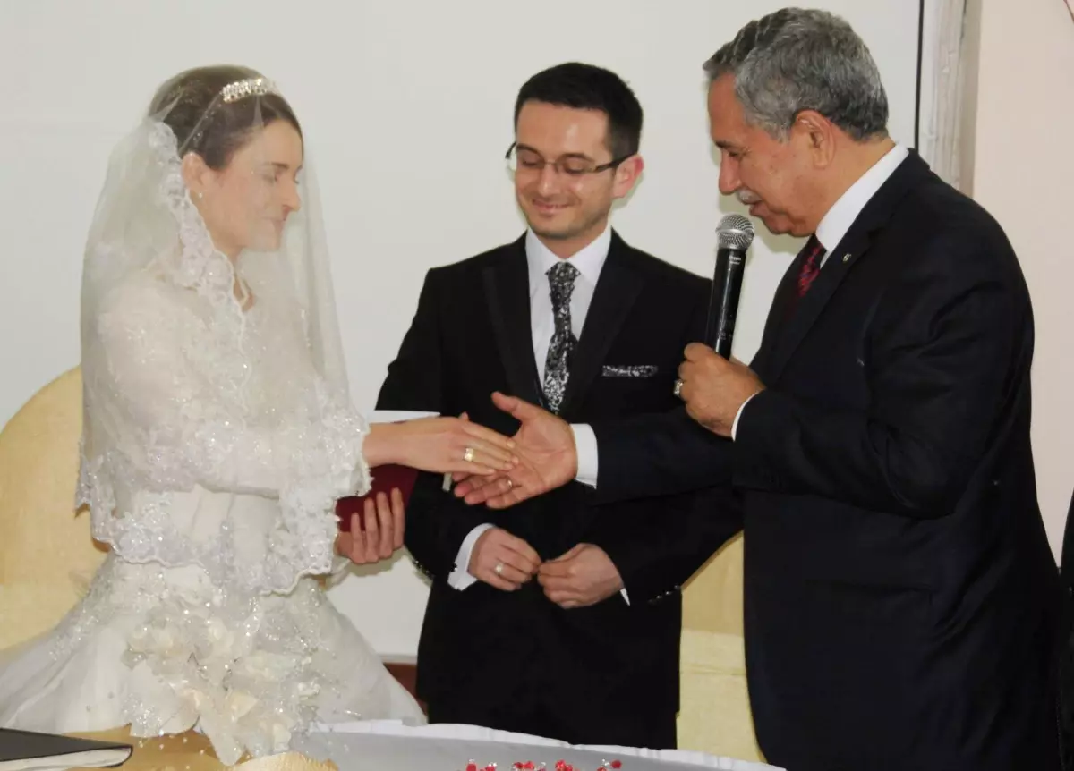 Arınç Manisa\'da Nikah Şahitliği Yaptı