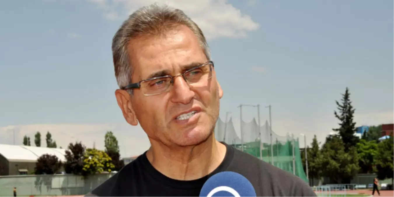 Atletizm Milli Takımı Antrenörü Artun Talay.'2005 Yılında İzmir'de Düzenlenen Üniversite...