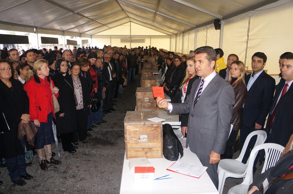 Ayazağalılar Referandum Sandıklarıyla Yol Kapattı
