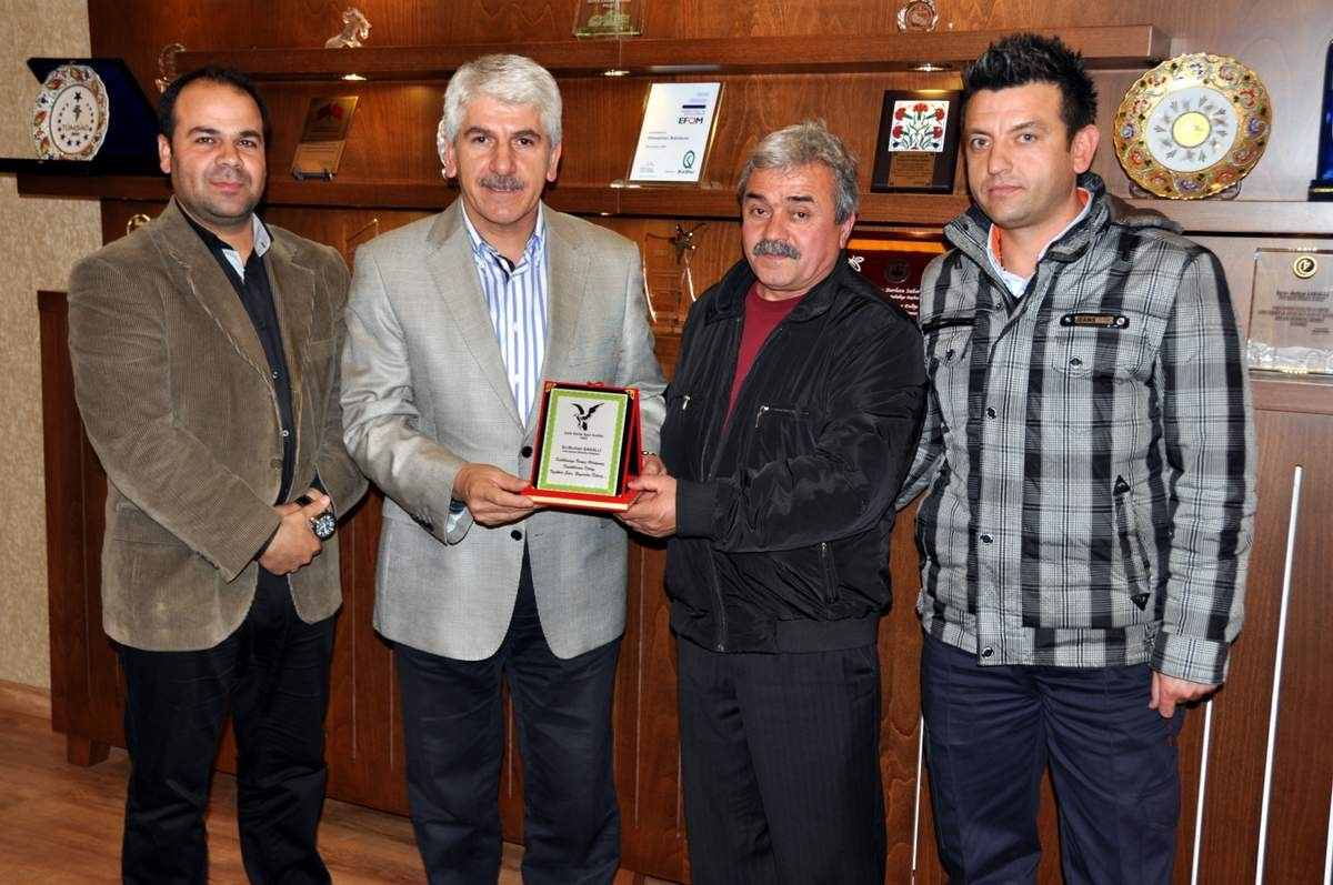 Başkan Sakallı\'ya Çelik Kartal Spor Tarafından Teşekkür Plaketi
