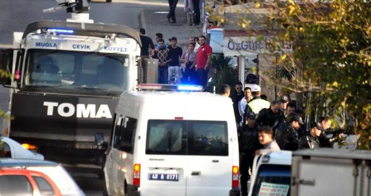 Bodrum\'da Açlık Grevini Bitiren BDP\'lilerin Açıklaması Sırasında Gerginlik