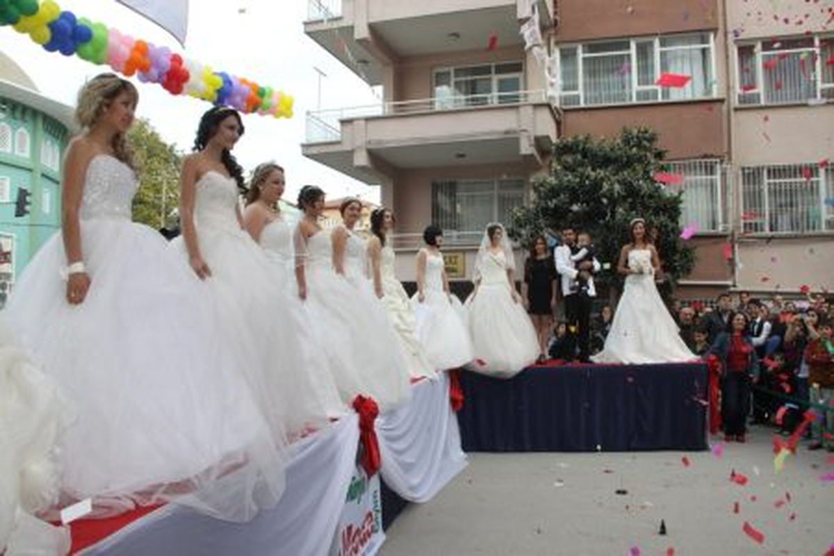 Burdur'da İlk Defa Sokak Defilesi Düzenlendi