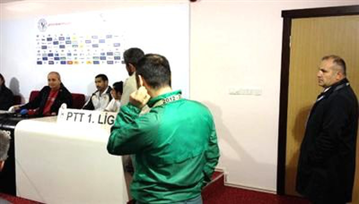 Ç. Rizespor Teknik Direktörü Tff Temsilcisiyle Tartıştı