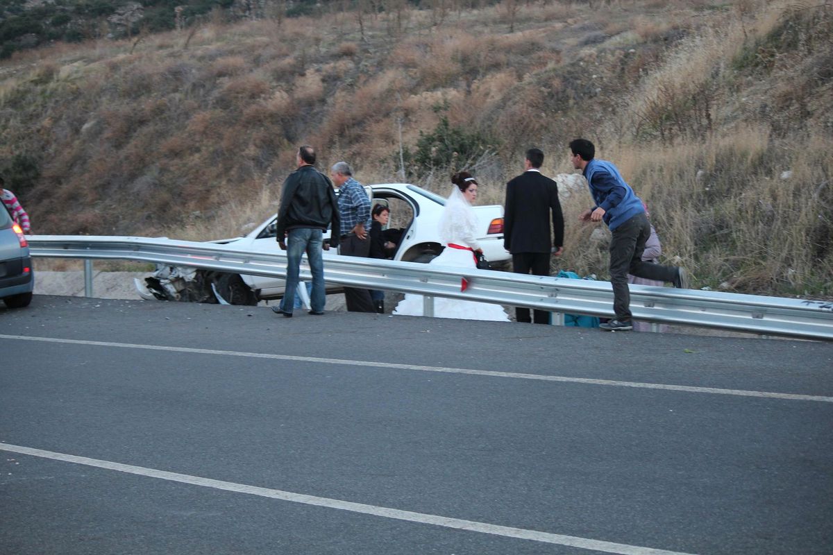 Düğün Konvoyunda Kaza: 2 Yaralı