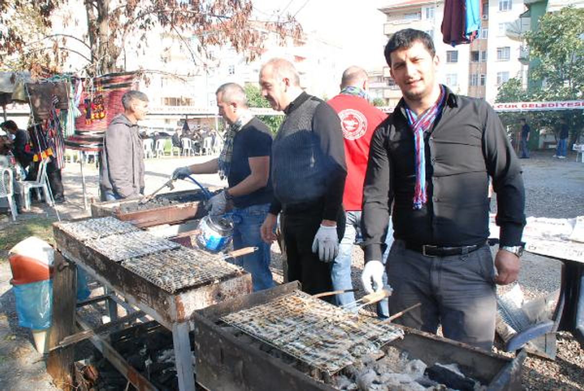 Festivalde 1 Ton 300 Kilo Hamsi Pişirilip Dağıtıldı