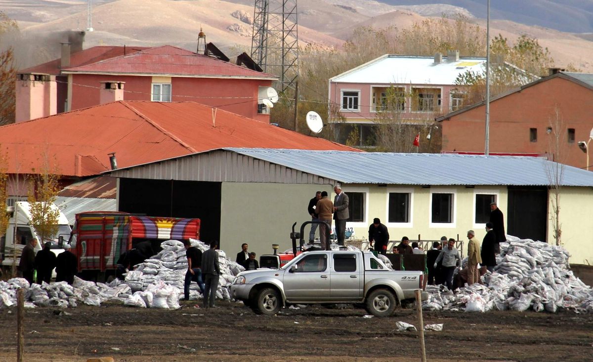 Gürpınar Kaymakamlığı\'ndan Kömür Dağıtımı