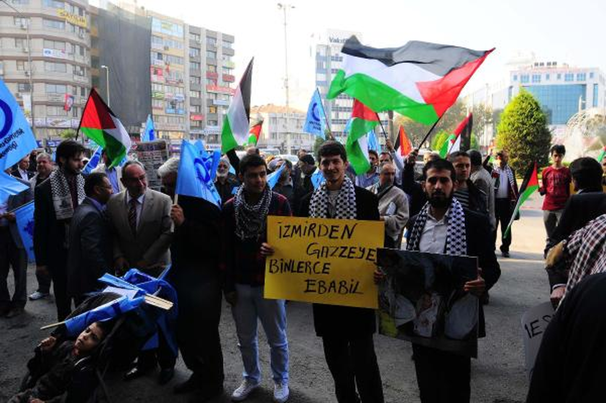 İzmir\'de İsrail\'i Protesto Ettiler