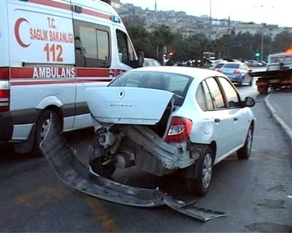 İzmir\'de Trafik Kazası: 8 Yaralı