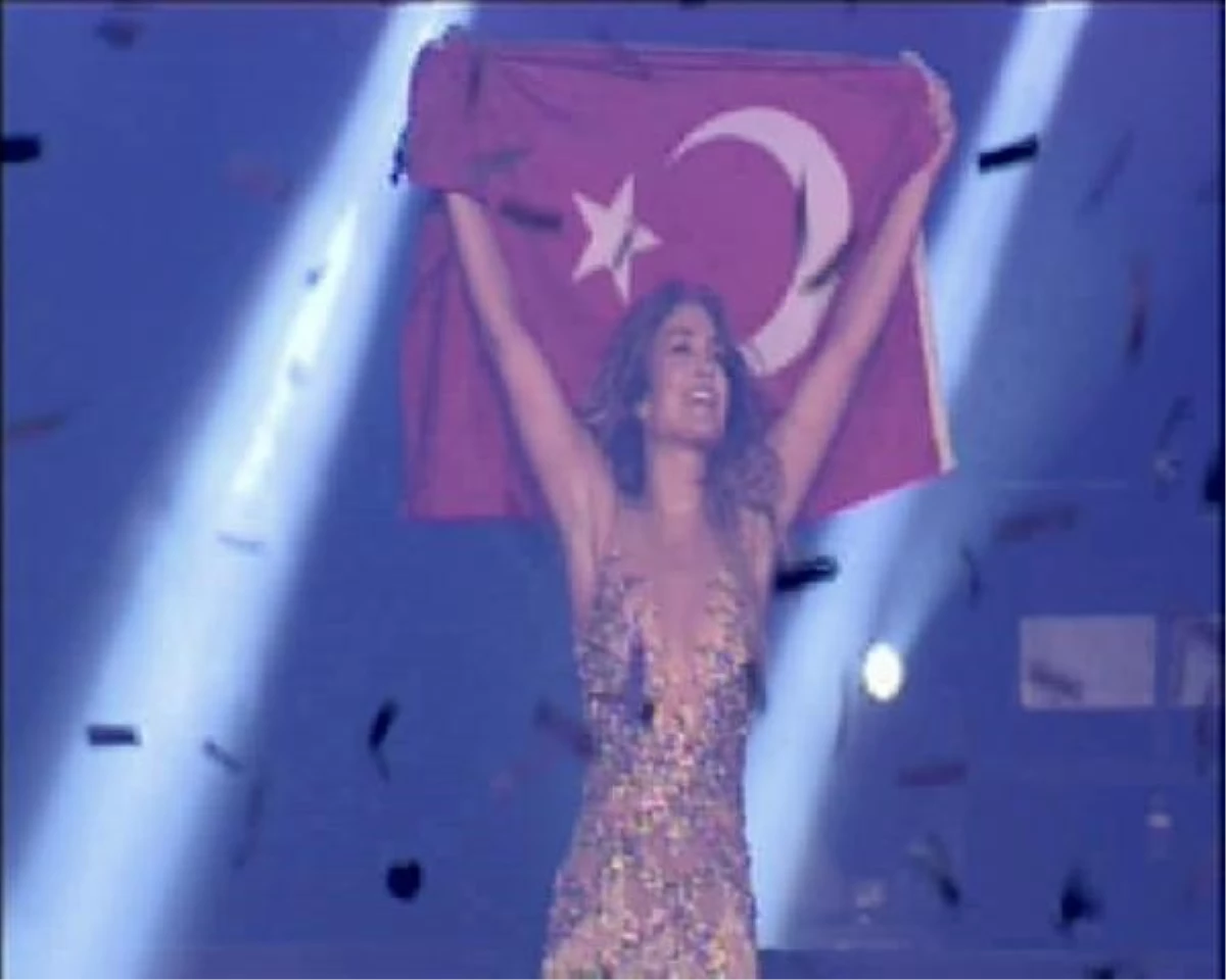 Jeniffer Lopez\'den Türk Bayraklı Final