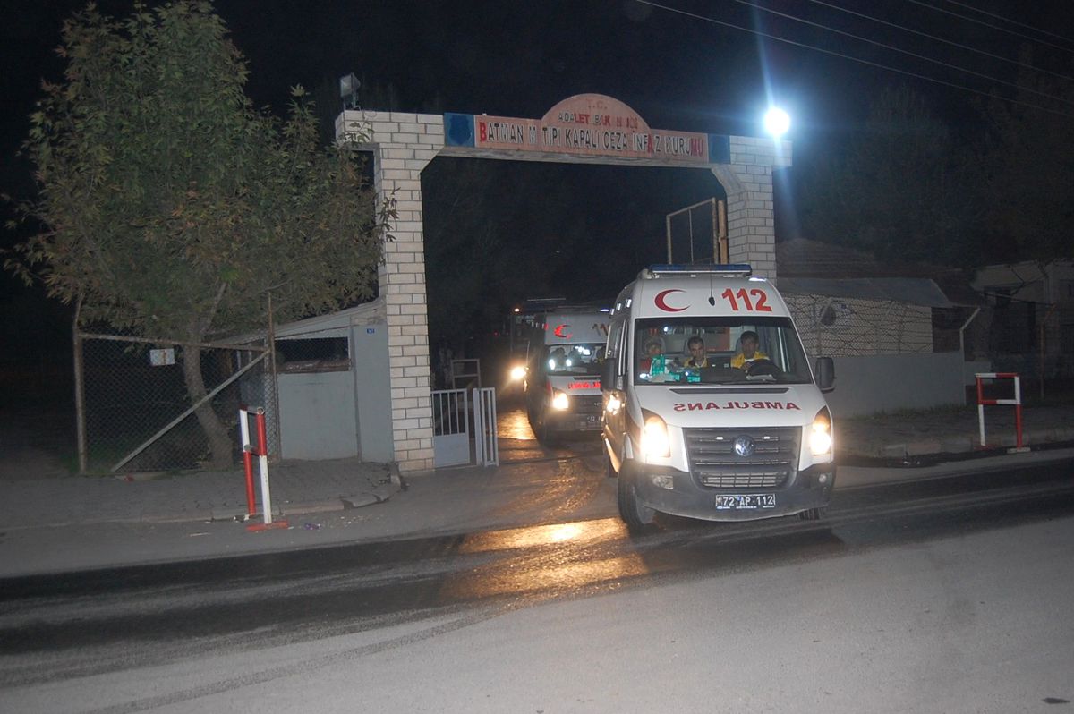 Mahkumlar Hastaneye Kaldırıldı