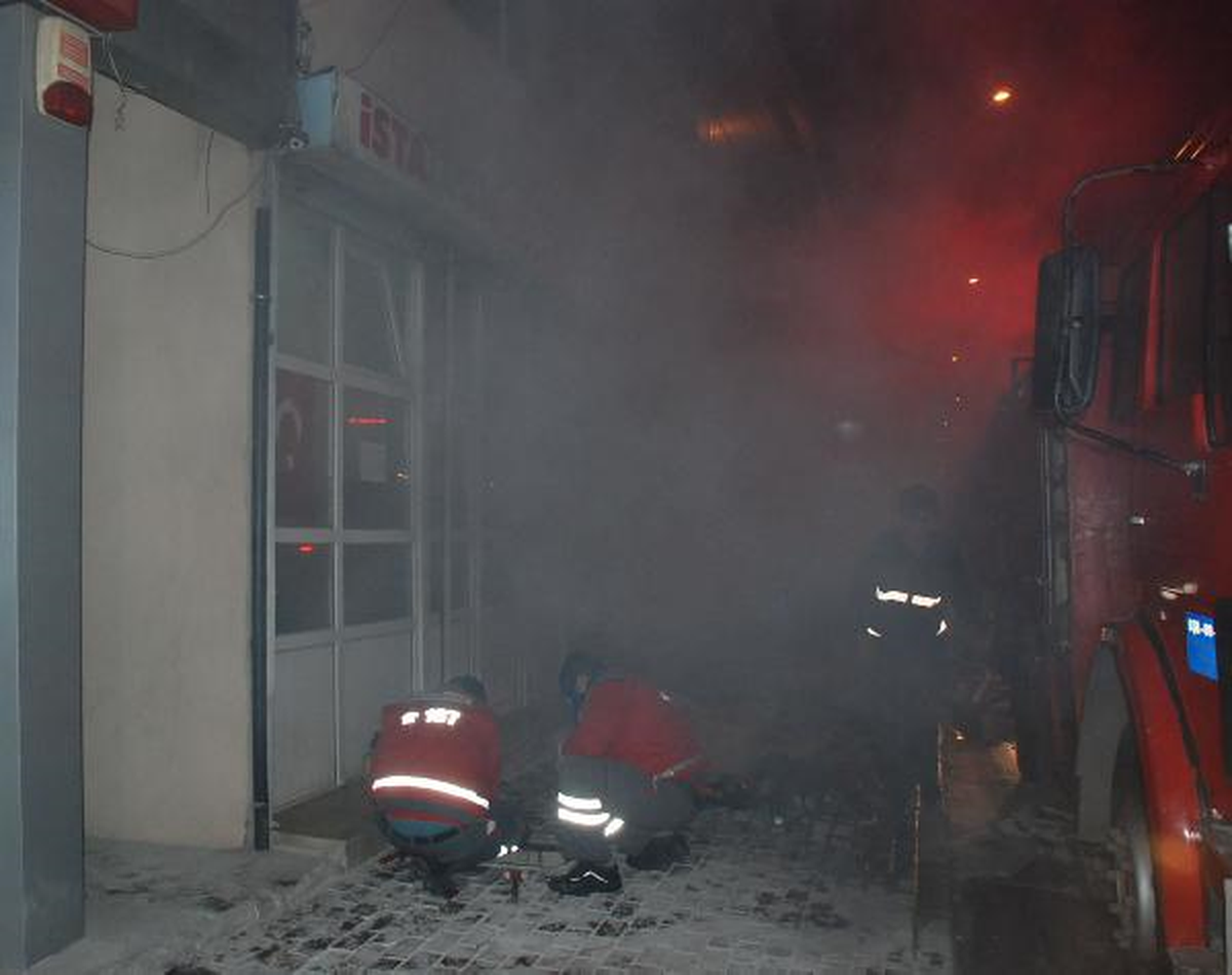 Mobilya Deposunda Çıkan Yangın Güçlükle Söndürüldü
