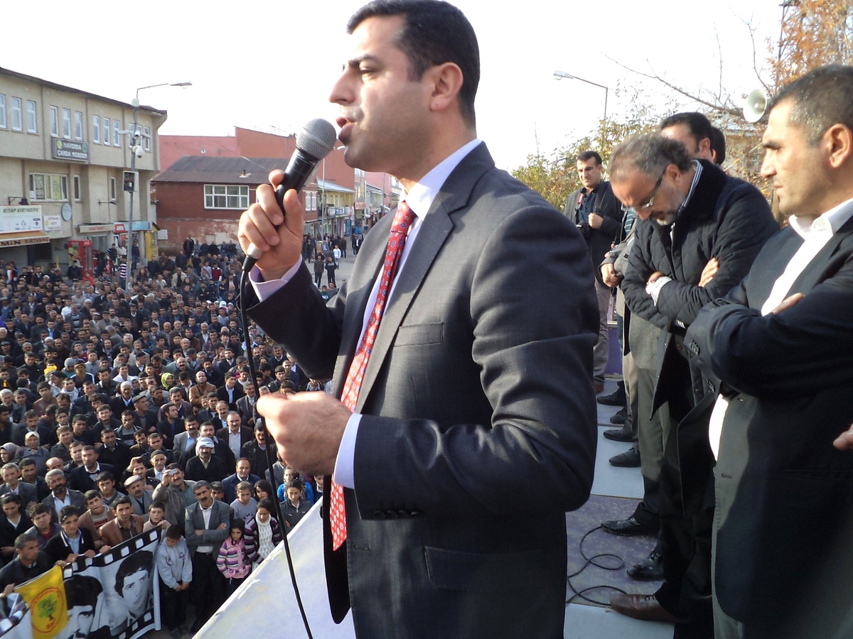 Muş Demirtaş Kürtleri Vali ve Kaymakamların Yönetmemesi Lazım Demirtaş.
