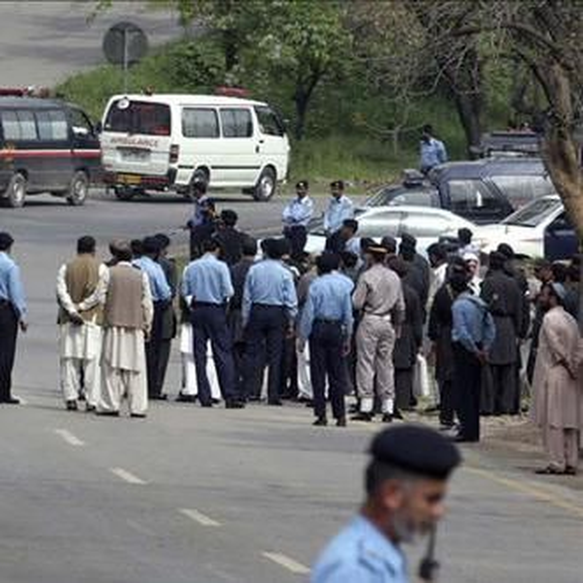 Pakistan\'da Şii Camisi Yakınında Patlama: 4 Ölü, 23 Yaralı