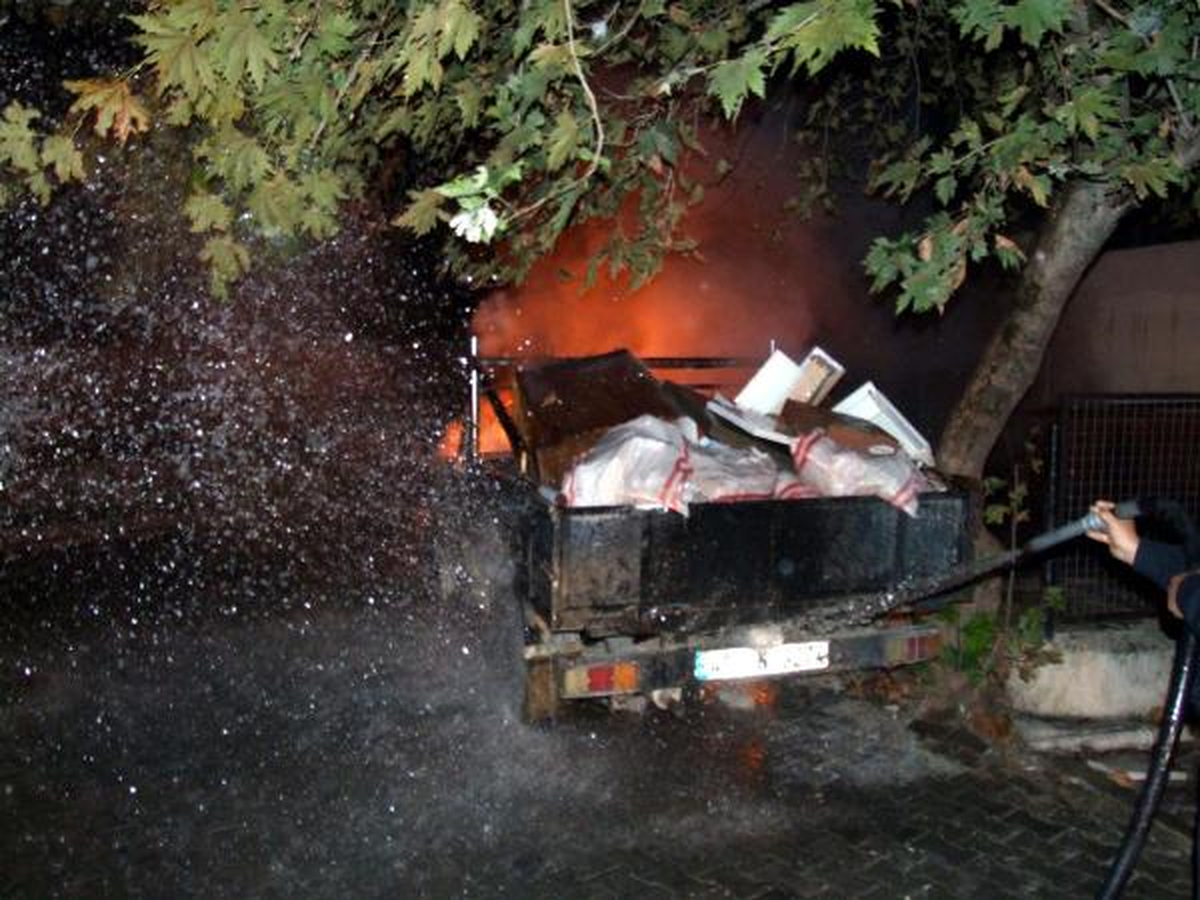 Park Halindeki Kamyonet Ateşe Verildi