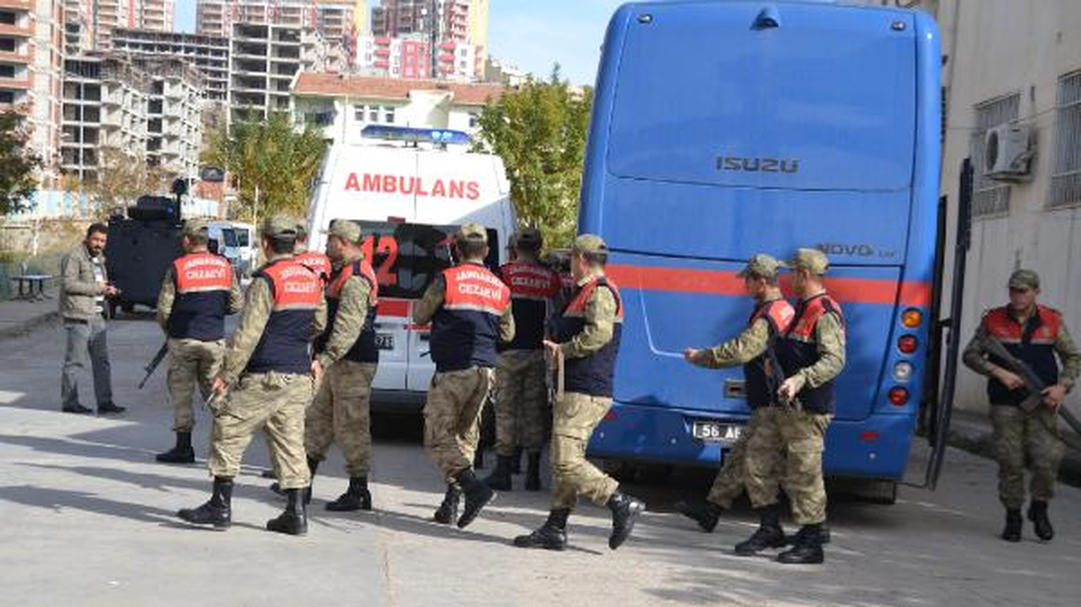 Siirt\'te Açlık Grevini Bitiren 18 Tutuklu Hastaneye Kaldırıldı