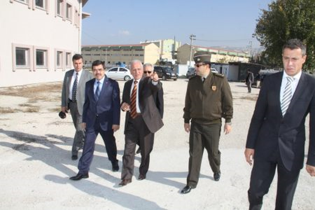 Akkaya Vali Yılmaz\'a Belediye Hizmetlerini Anlattı