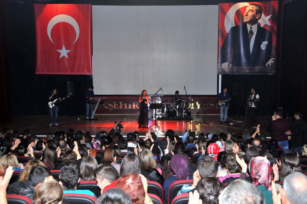 Akşehir\'de 90\'lar Pop Konseri Yapıldı