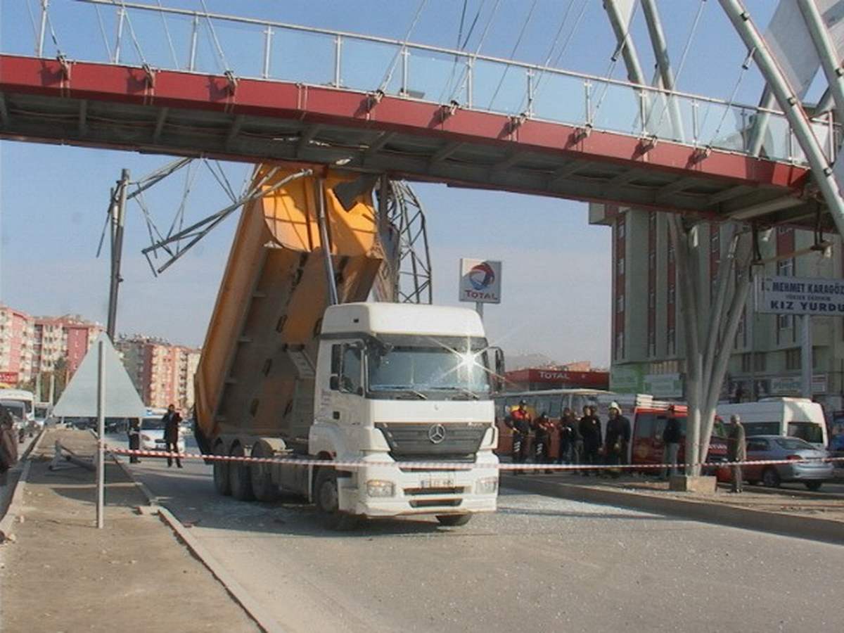 Damperi Havada Unutulan Kamyon, Belediyenin Üst Geçidine Takıldı