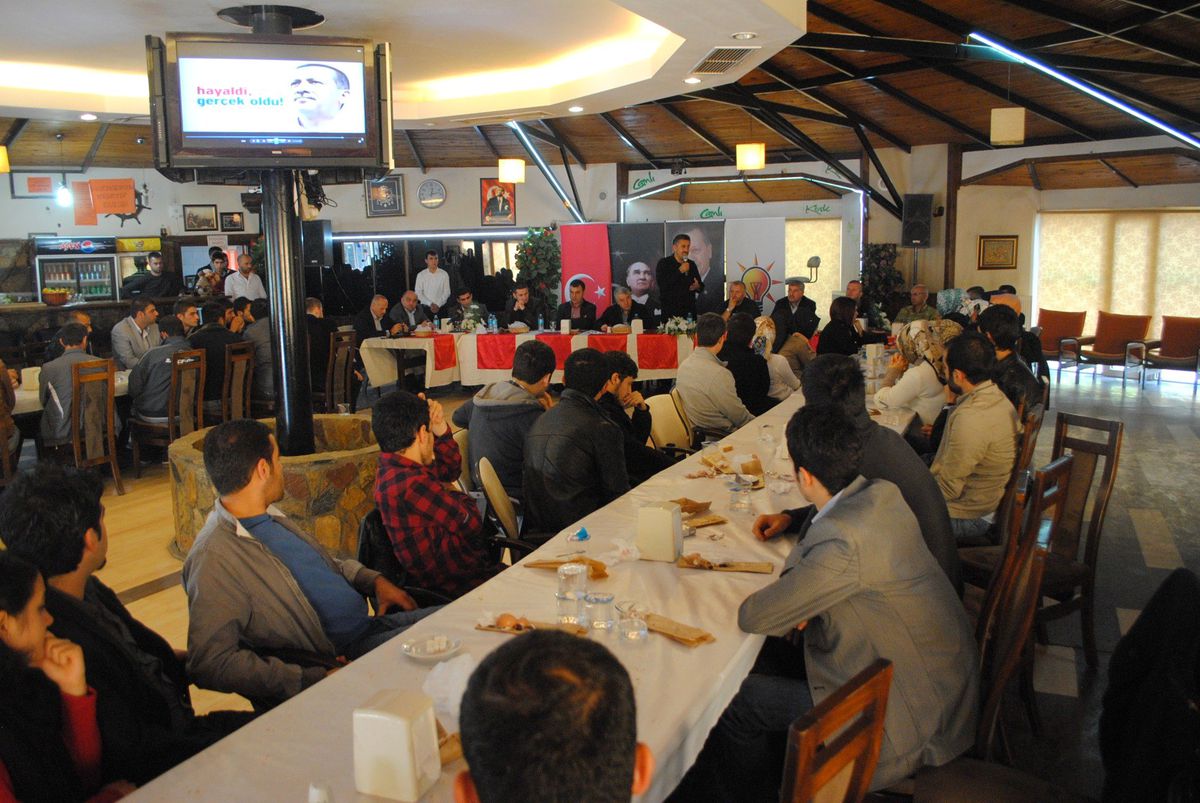 Düzce\'de Ak Gençlik Üniversite Öğrencileri ile Bir Araya Geldi