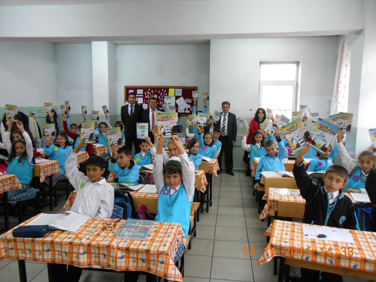Erzurum\'da İlköğretim Okullarına Metaryaller Dağıtıldı