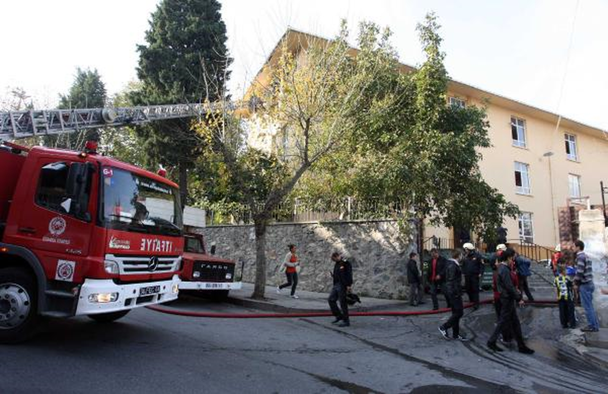 Fatih Kız Lisesi\'nde Yangın Paniği