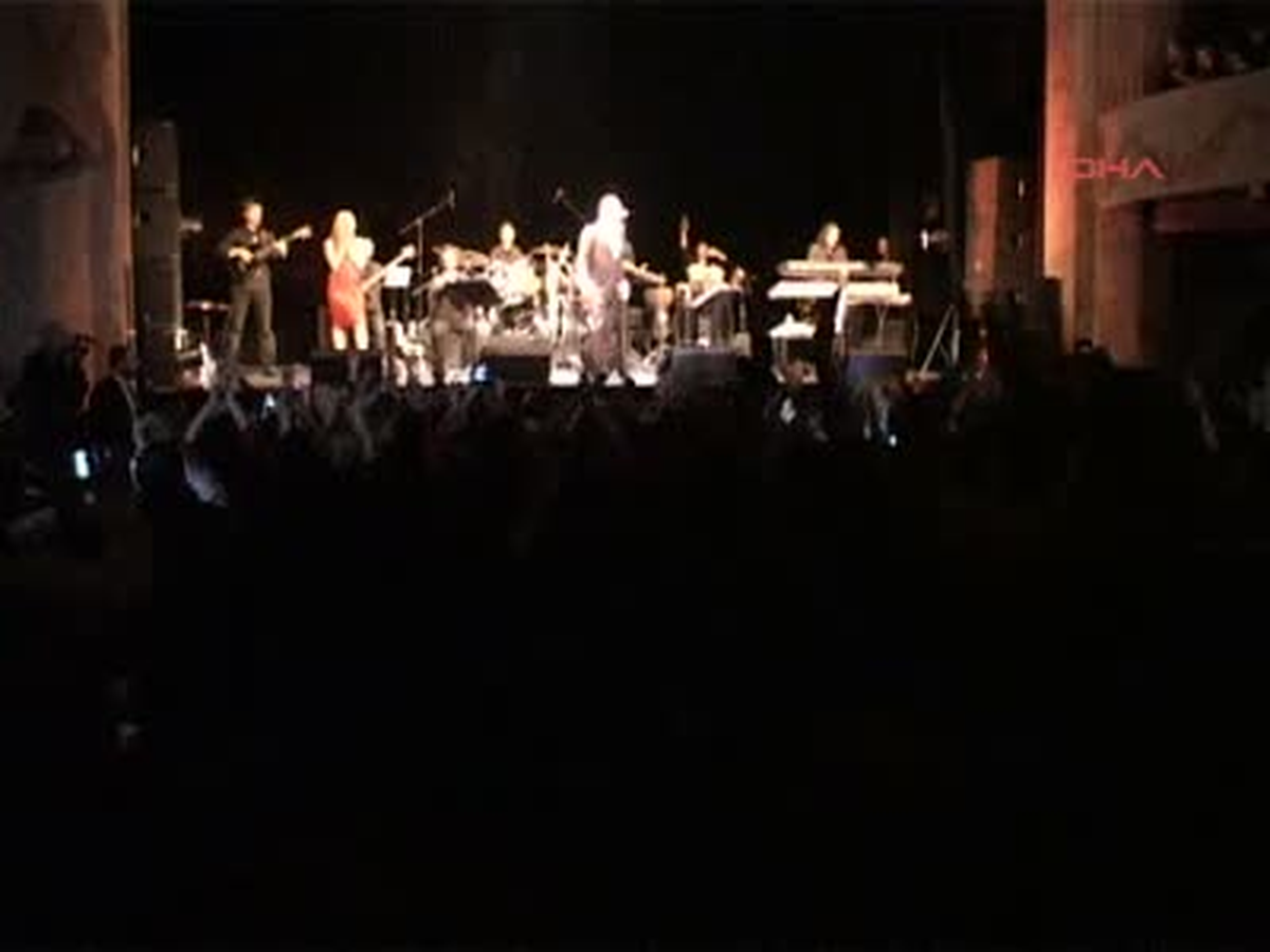 Ferhat Göçer Paris Konseri ile Sevenlerini Büyüledi
