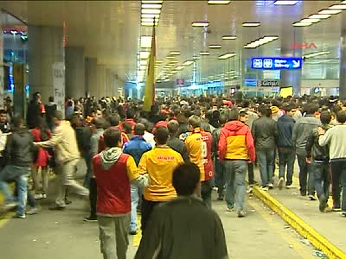 Galatasaraylı Taraftarlardan İngiliz Ekibine Olaylı Karşılama!