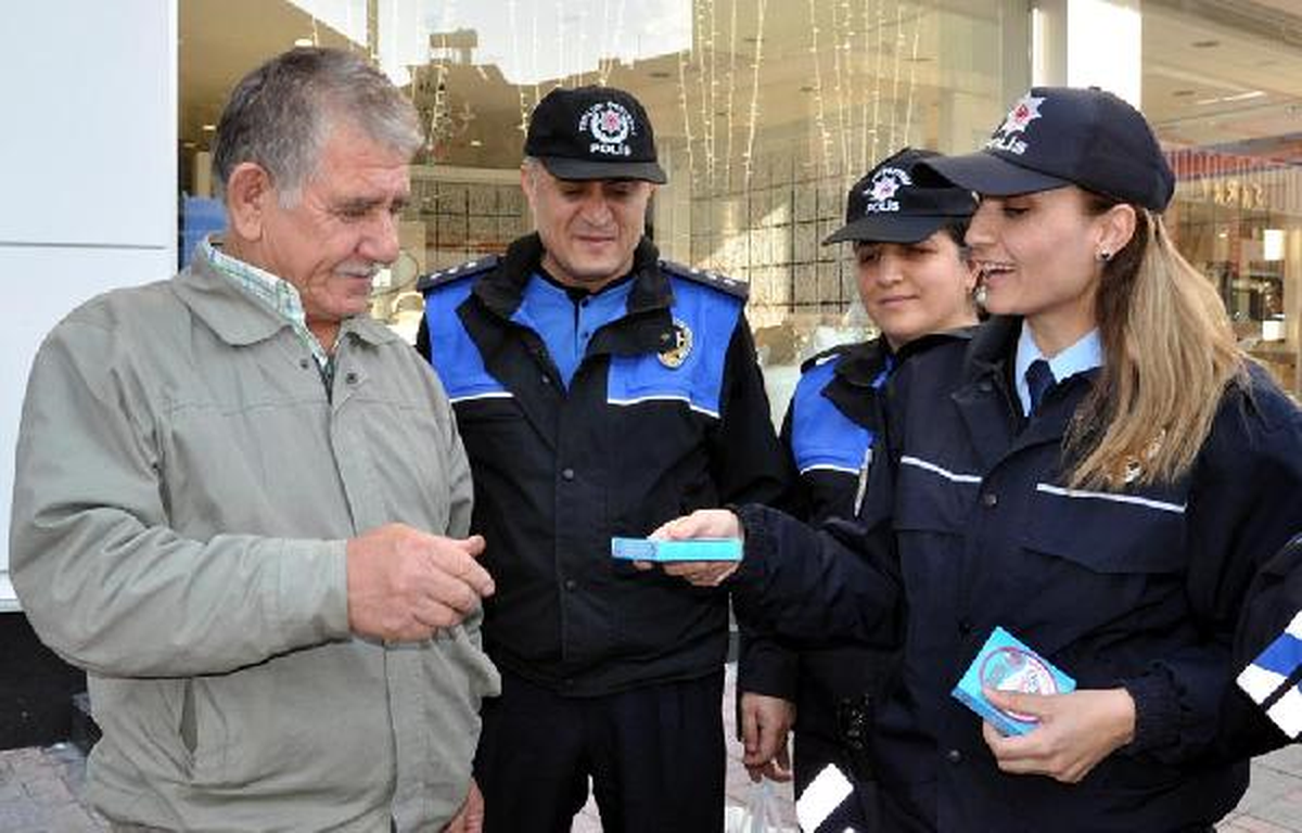 Kaçak Çay ve Sigarayla Mücadele Den Polisten Esnafa Bardak Altlığı