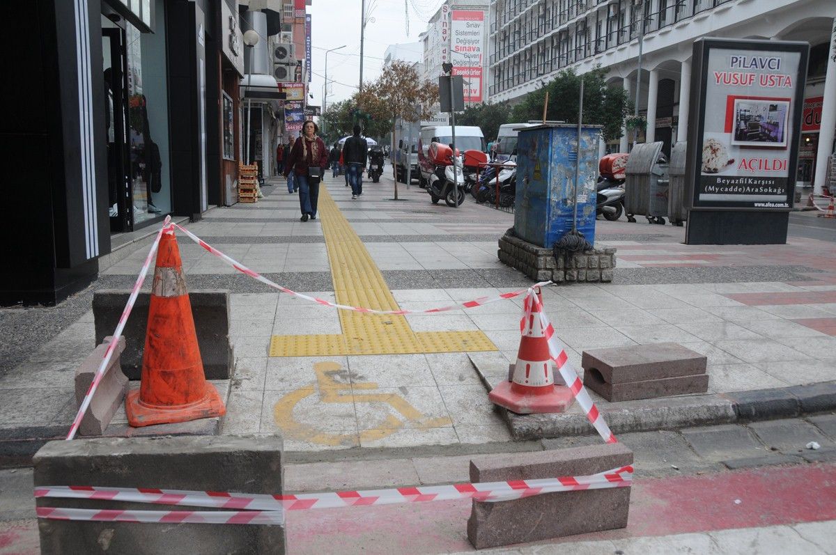 Manisa\'da Engelli Rampalarındaki Engeller Kaldırılıyor
