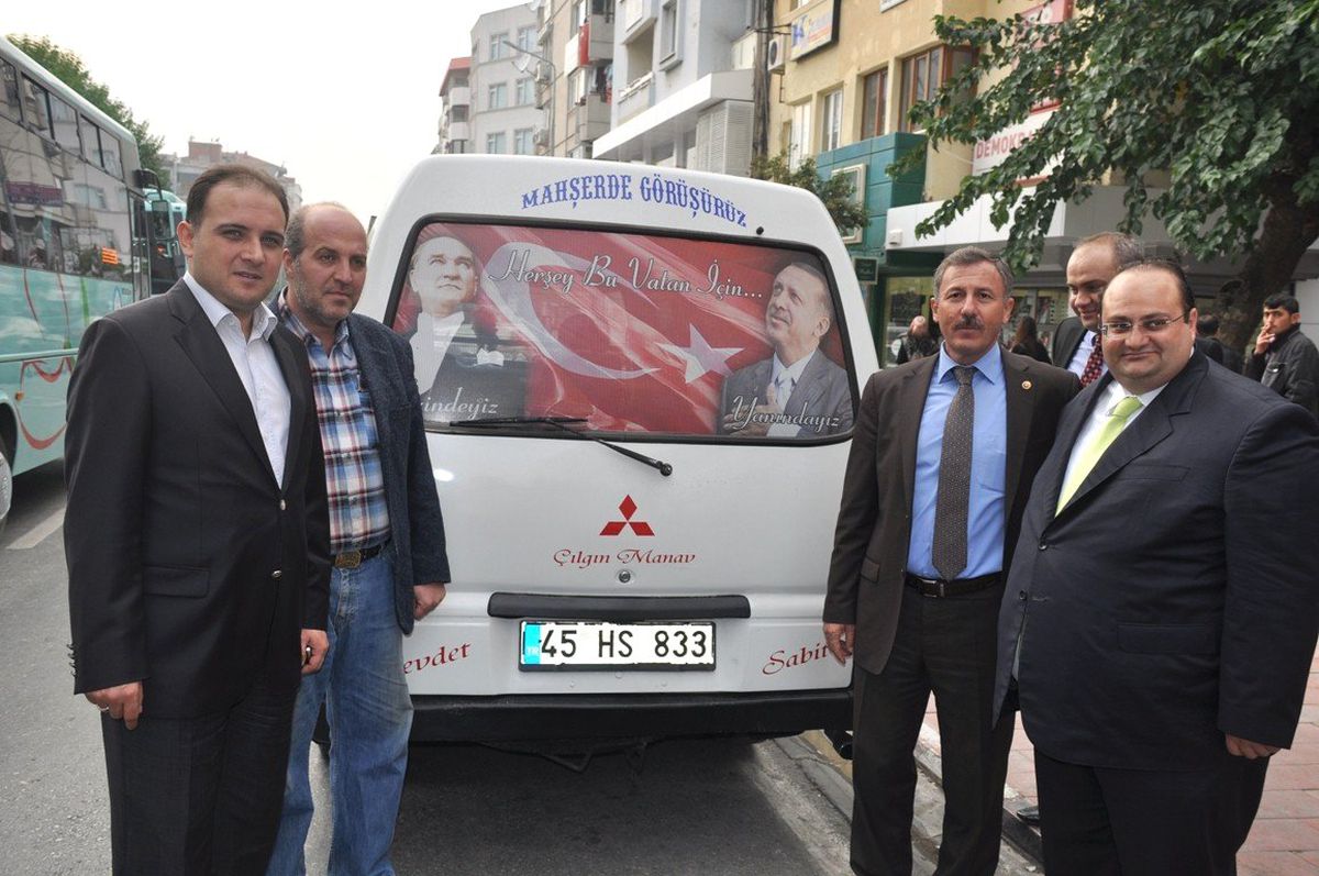 Milletvekili Özdağ, Manav Hakan\'ı Tebrik Etti