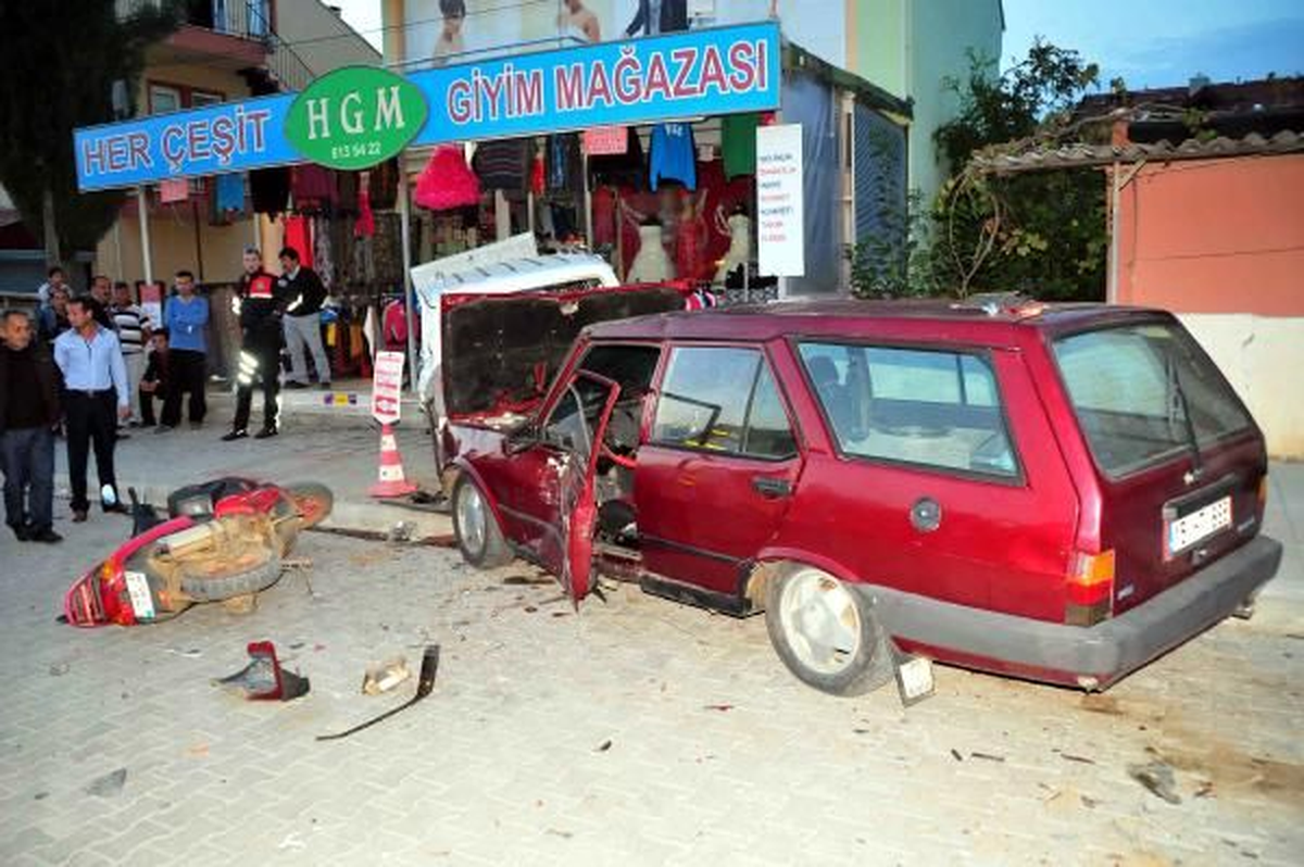 Otomobil, Dolmuş Bekleyenlerin Arasına Daldı: 5 Yaralı