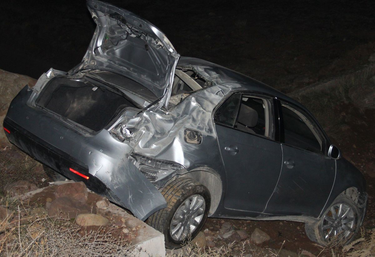 Otomobil Şarampole Uçtu: 2 Yaralı