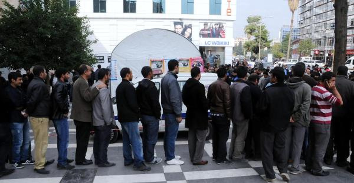 Polis Motosiklet Sürücülerine Kask Dağıttı