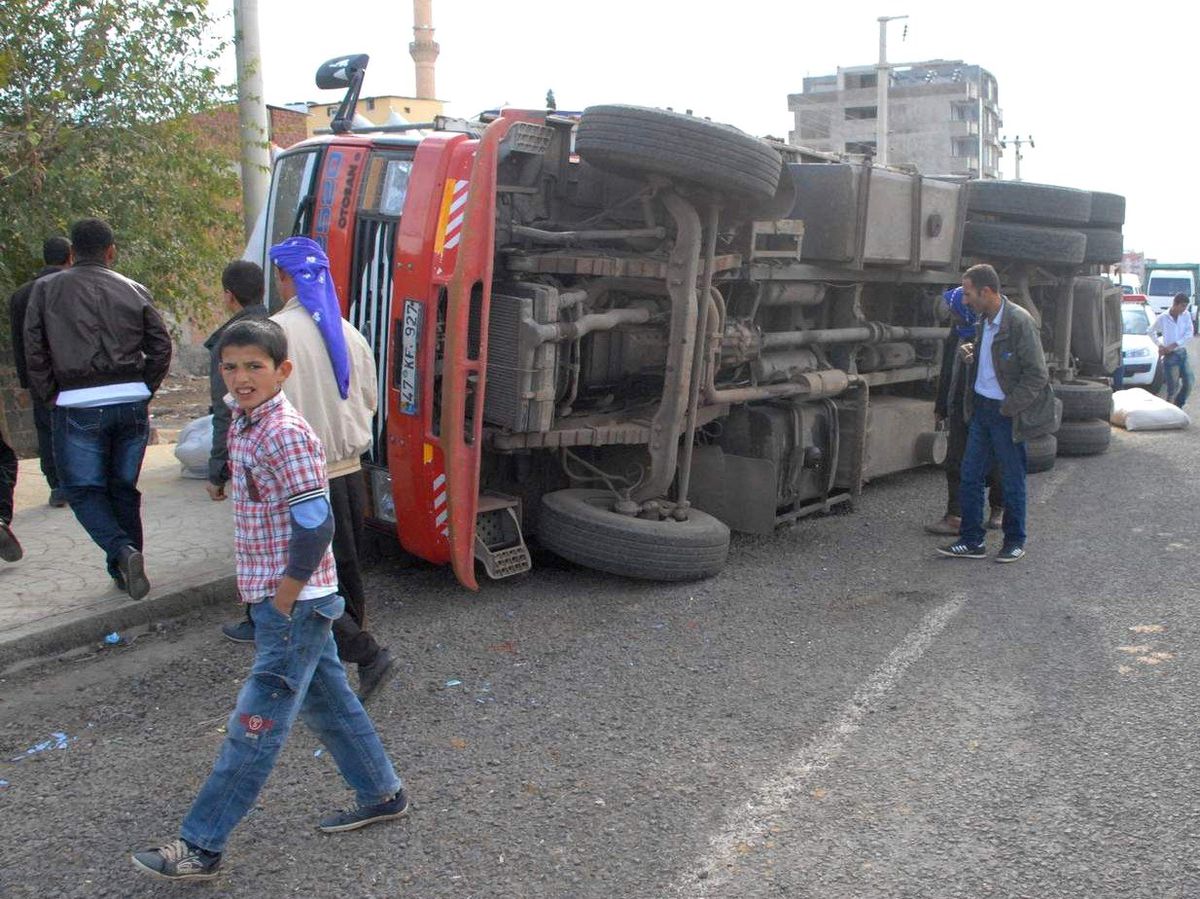 Siverek\'te Saman Yüklü Kamyon Devrildi