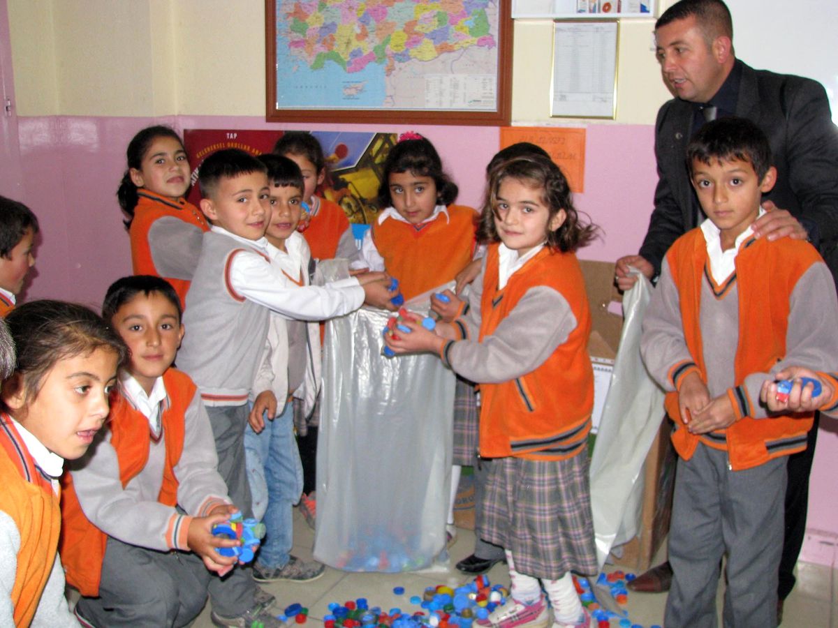 Sorgun\'da Öğrenciler Engelliler İçin 10 Bin Kapak Topladı