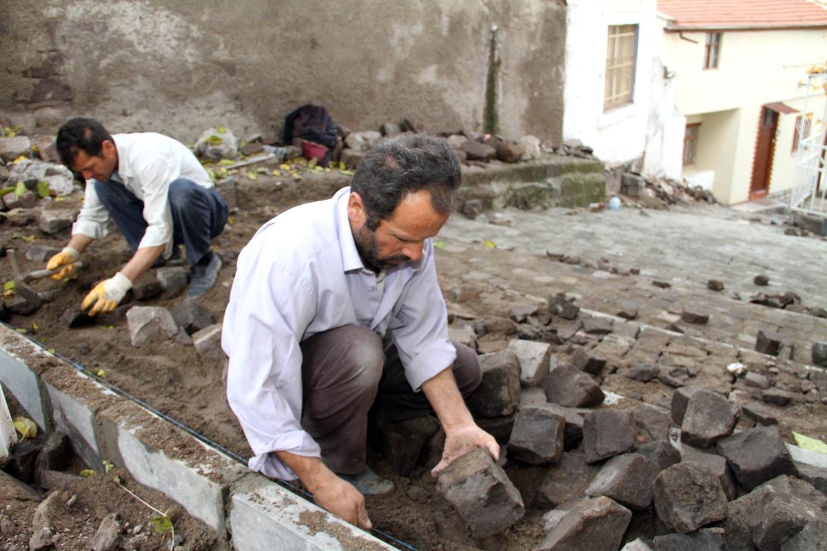 Tarihi Merdivenli Sokak Aslına Döndü