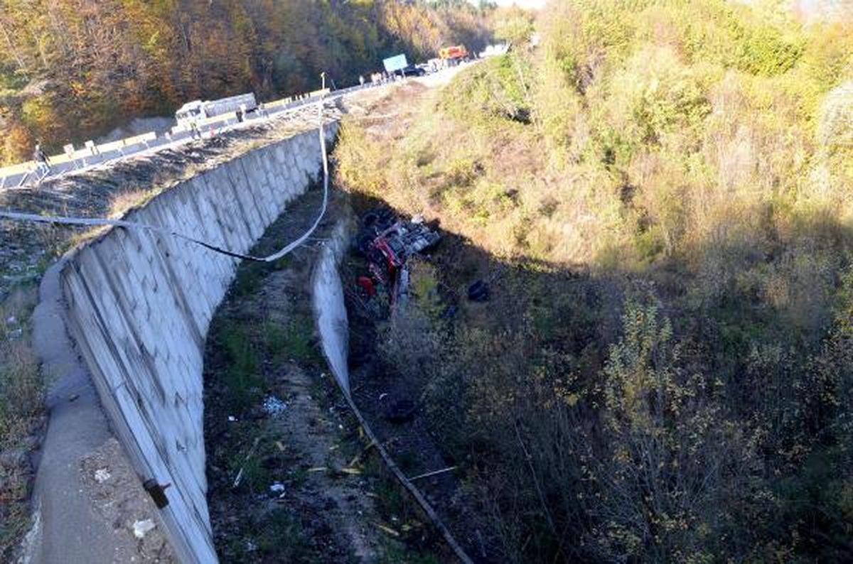 Tır Uçuruma Yuvarlandı: 1 Yaralı