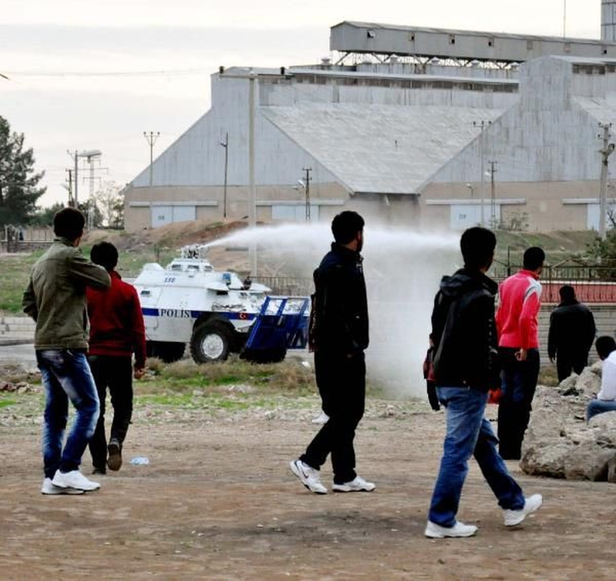 Uyarılara Aldırmayan Vatandaşlar, "Toma" ile Dağıtıldı