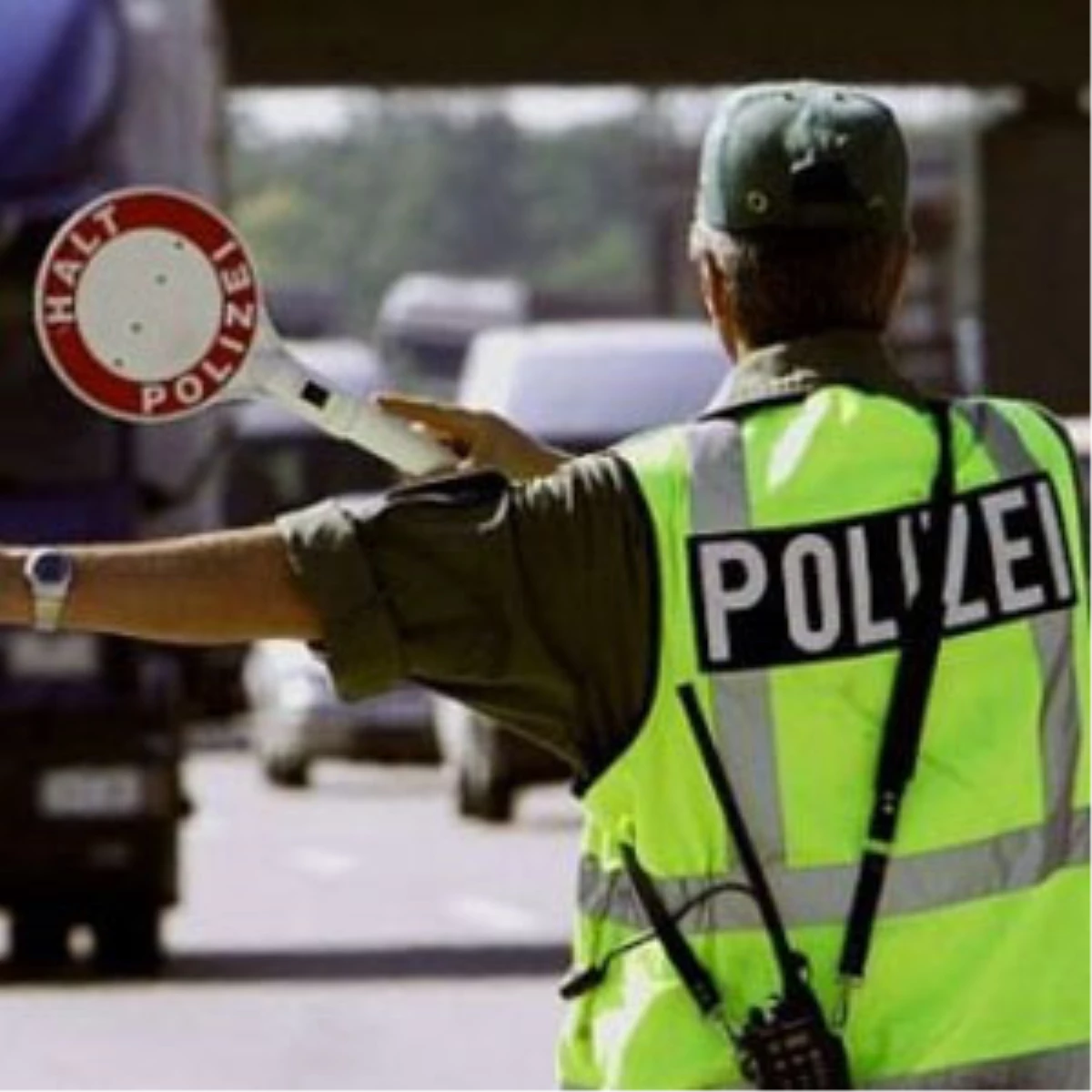 Alman Polisi Otoyollarda Sıfır Araçlara Ateş Eden Kişiyi Arıyor