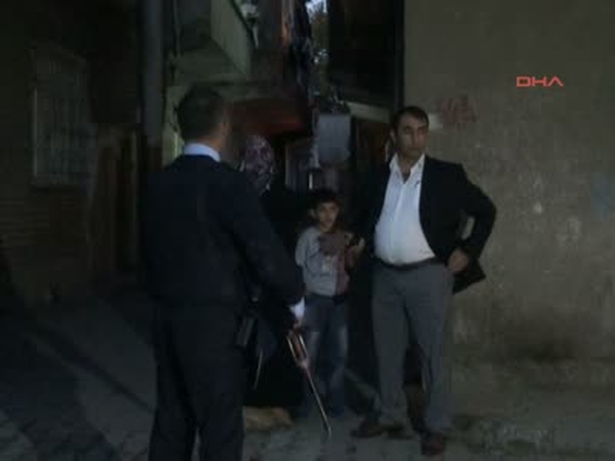 Cinayet Zanlısı Polise Ateş Açtı, Yoldan Geçen Kadın Yaralandı