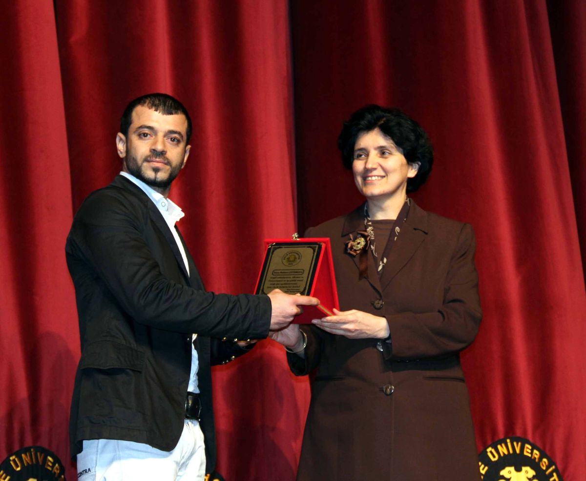 Dü Rektörü Prof. Dr. Saraç\'a "2012 Yılı Onur Ödülü"