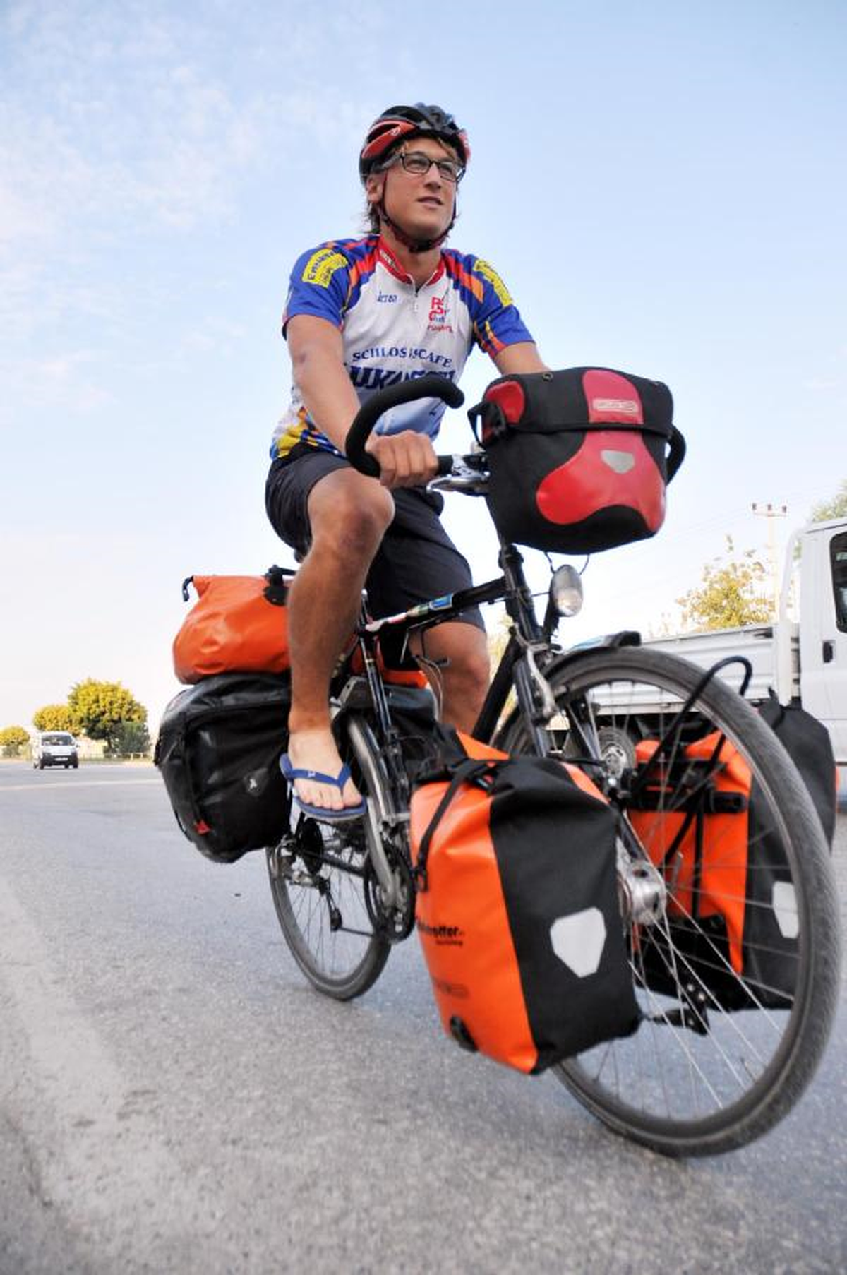 Dünya Barışı İçin Pedal Çeviriyor