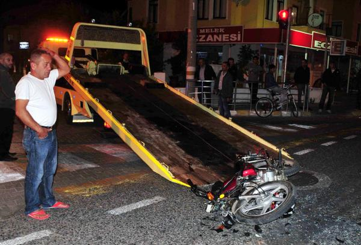 Ehliyetsiz Sürücü, Motosikletiyle Kamyonete Çarptı: 2 Yaralı