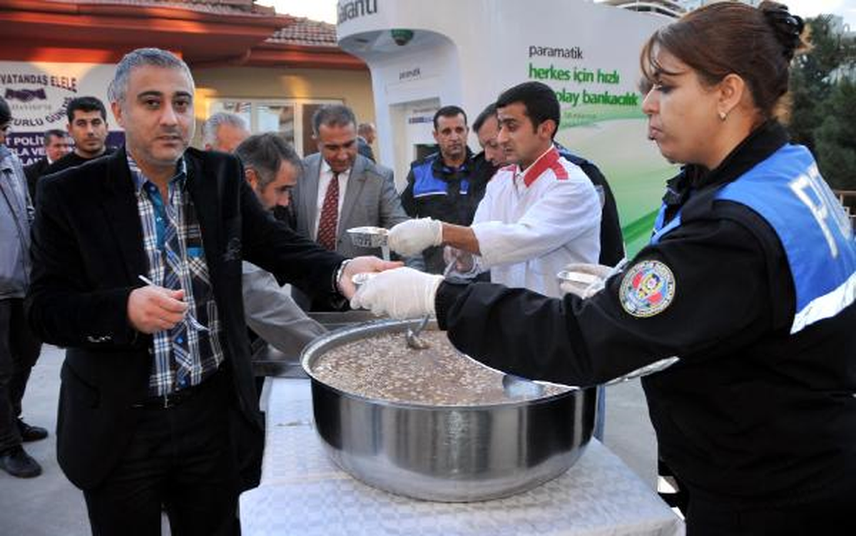 Emniyet Müdürlüğü\'nün Bahçesinde Aşure Dağıtıldı