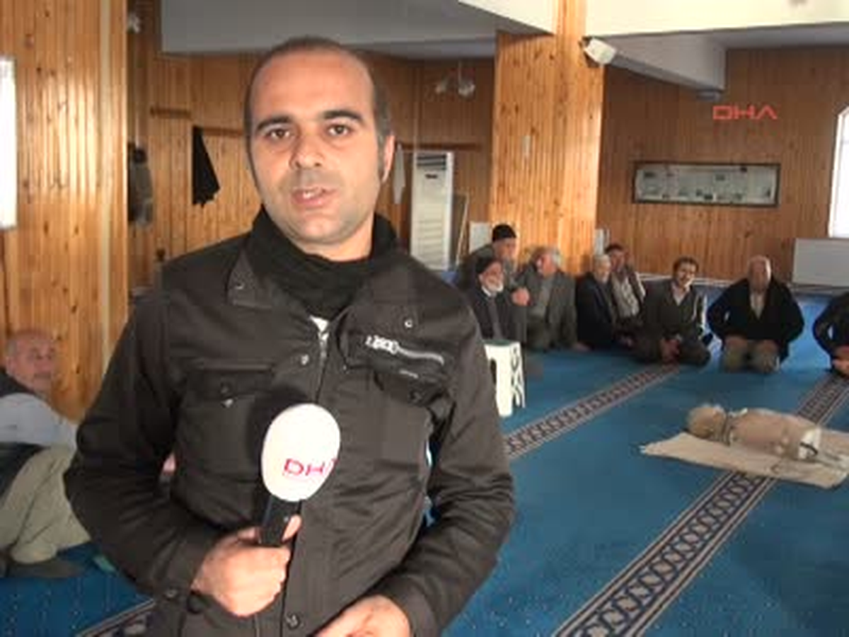 Köylerde Kalp Masajı Yapmayı Öğretiyor