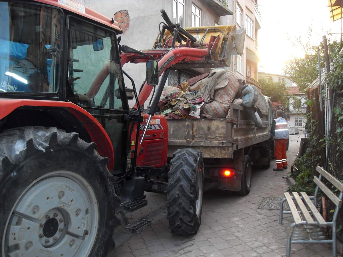 Evden İki Kamyon Çöp Çıktı
