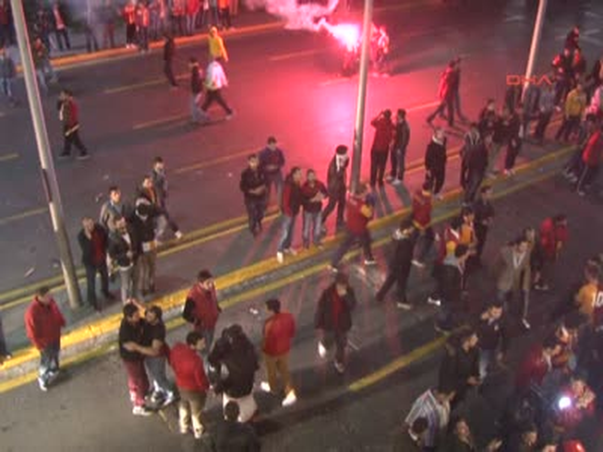 Galatasaraylı Taraftarlardan İngiliz Ekibine Olaylı Karşılama